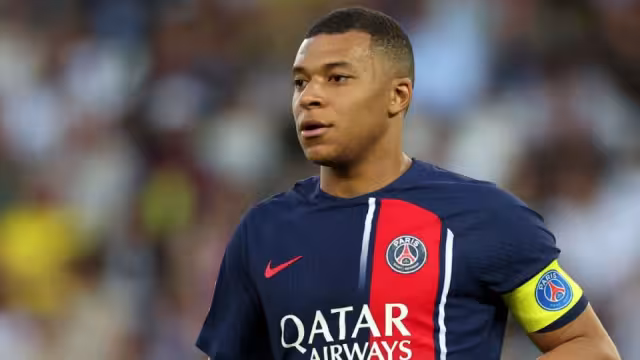 Kylian Mbappé choca con rival y se lesiona la nariz
