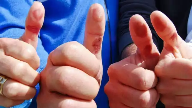 La razón por la que no debes subir fotos de tu dedo entintado después de votar