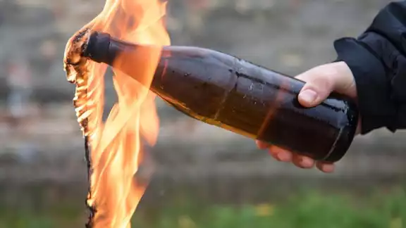 Hombre lanza bomba molotov contra la embajada de Israel en Bucarest Hombre lanza bomba molotov contra la embajada de Israel en Bucarest