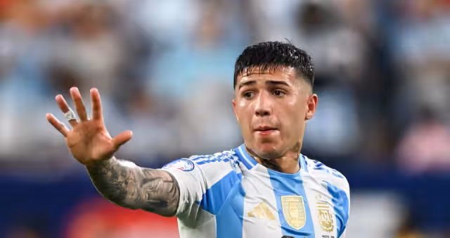 Futbolista argentino Enzo Fernández será amonestado por cánticos racistas en contra de Francia