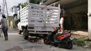 Tres jóvenes hospitalizados en Campeche tras chocar su moto contra una camioneta estacionada