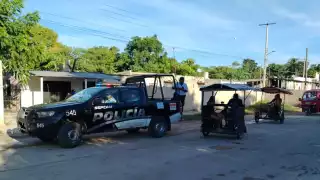 Mototaxistas "piratas" retienen colectivo en Dzitbalché por llevar estudiantes