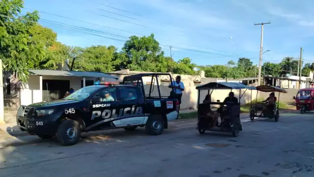 Mototaxistas piratas detuvieron un vehículo de la cooperativa UNTRAC por llevar estudiantes al CBTIS 126.