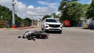 Conductora se pasa el alto y provoca que dos motociclistas  se accidenten en Ciudad del Carmen