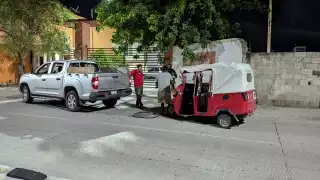 Pochimóvil choca por alcance contra camioneta en Santa Ágata, Carmen