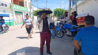 Francisco Romero, el “Gallo de Oro” de Escárcega, canta rancheras para sostener a su familia