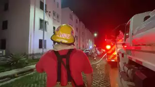 Incendio en departamento de Residencial San Francisco en Campeche resulta sin heridos, pero con daños materiales