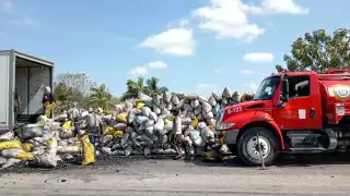 Tráiler con carbón vegetal casi se incendia en la Escárcega–Villahermosa