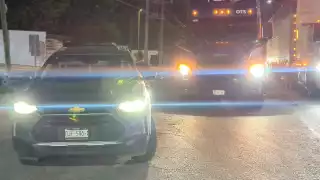 Colisión entre tráiler y camioneta paraliza tráfico en Ciudad del Carmen