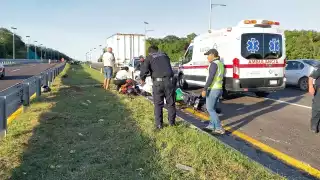 Intentan cruzar paso ilegal y acaban graves: accidente de motociclistas en el Periférico de Campeche