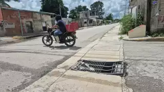 Motociclistas en riesgo por rejilla del drenaje en mal estado en Champotón