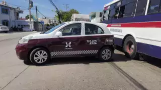 Taxi arrolla a dos jóvenes en motocicleta en la colonia Fátima de Ciudad del Carmen; no hubo lesionados de gravedad