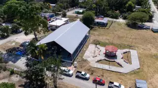 Champotón estrena mejoras urbanas con canchas techadas y parques renovados