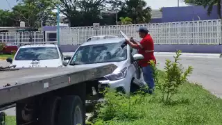 Por un perro, automóvil en campeche termina sobre camellón central de la avenida Ejército Mexicano