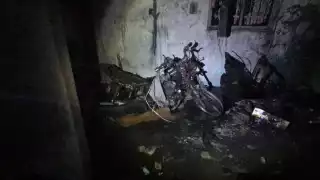 Incendio por cortocircuito arrasa con cuarto en la colonia Cuauhtémoc, Ciudad del Carmen