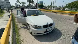 Choque entre Volkswagen y BMW causa caos en la avenida Isla de Tris en Ciudad del Carmen