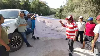 Productores de Xmejía, Hopelchén retienen maquinaria y personal por irregularidades en obra