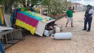Fuertes vientos derriban dos puestos de fritangas en el centro de la ciudad de Dzitbalché