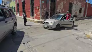 Auto ignora alto y choca contra camioneta en el Barrio de Guadalupe, en Campeche