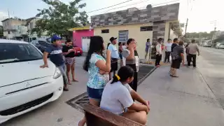 Cansados de apagones, vecinos bloquean calles en Carmen por más de 20 horas sin luz
