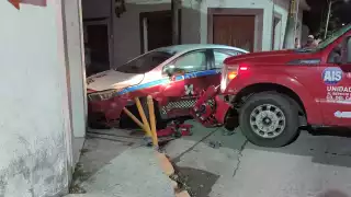 Choque entre camión de bomberos y taxi en Carmen deja severos daños materiales