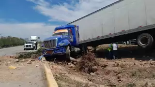 Tráiler termina en el camellón luego de que le cerraran el paso en la Campeche-Mérida   