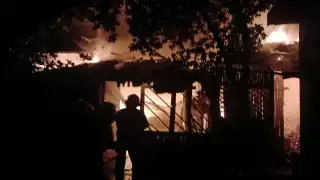 Incendio en colonia irregular de Tulum moviliza a cuerpos de emergencia