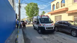 Mujer y pequeña terminan lesionadas en choque entre motoneta y camioneta en Champotón