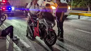 Motociclista se salva de morir tras ser embestido en la avenida Cuatro Carriles en Ciudad del Carmen