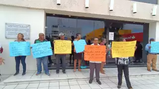   Rectora de la Universidad de Ciudad del Carmen huye de ceremonia por protesta de jubilados  