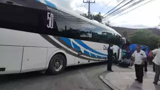Motociclista se salva de ser arrollado por un camión Del Valle en Playa del Carmen