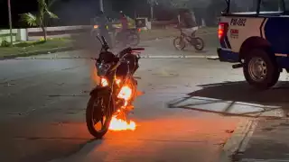 Moto mandaditos queman motocicleta de presunto estafador en Ciudad del Carmen