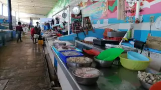 Frentes fríos disparan hasta 50% el precio de pescados y mariscos en Carmen