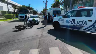 Policía Estatal provoca choque contra motocicleta; paramédicos atienden al afectado