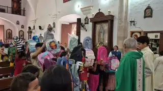 Con fe, pequeños de Champotón llevan a bendecir su mochila para iniciar el ciclo escolar