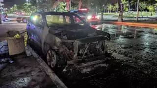 Fuego consume vehículo en Ciudad del Carmen; cortocircuito el causante