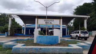 Sumidero colapsado provoca fétidos olores en mercado de Bécal; locatarios exigen solución   