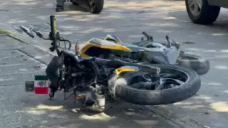 Choque entre camioneta y motocicleta provoca caos vial en el fraccionamiento Holkán, en Ciudad del Carmen
