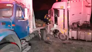 Un muerto y un herido grave en la Mérida-Campeche: Camioneta queda atrapada entre tráileres