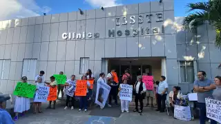 Familiares de Emiliano marchan en Cancún; exigen justicia por su fallecimiento en el ISSSTE