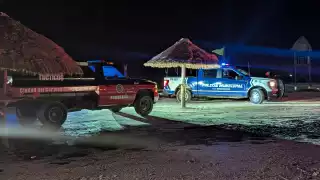 Incendio en palapa del malecón de Playa Norte desata movilización de emergencia