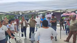 Padres retienen a funcionarios por obra inconclusa en primaria de Escárcega