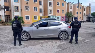 Persecución termina en aseguramiento de un auto en Cancún; conductor que huyó es buscado por homicidio