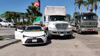Colisión entre automóvil y camión en la colonia Puntilla en Ciudad del Carmen deja grandes daños materiales