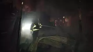 Atienden tres incendios durante la madrugada en distintos puntos de Playa del Carmen