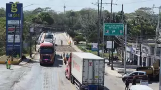 Lentitud vehicular en el Puente de Champotón por labores de mantenimiento