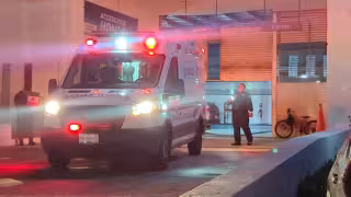 Joven vigilante cae de varios metros de altura en una agencia de autos en Carmen; está grave