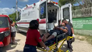 Dos personas lesionadas en choque de motocicletas  en la colonia Aviación de Hopelchén