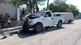 Aparatoso accidente en Champotón: Camión de Liverpool choca contra camioneta y poste  de la CFE