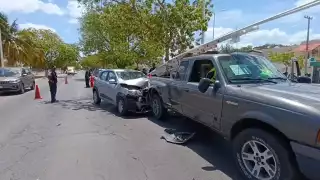 Exceso de velocidad causa fuerte accidente frente al muelle de Camino Real en Campeche